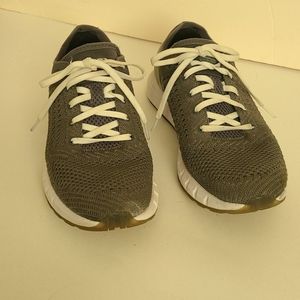Sports shoes